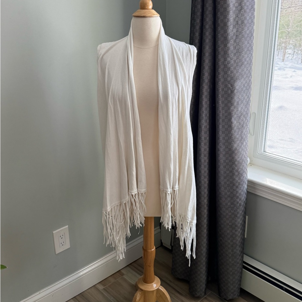 Central Park West White Knit Shawl with Fringe. Vestigan